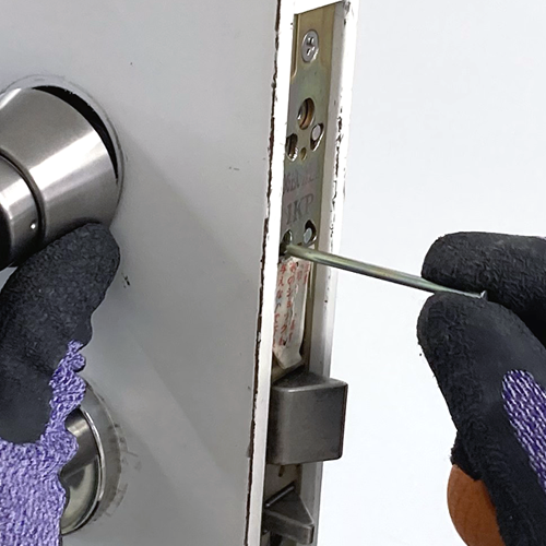 固定しているピンを抜きます