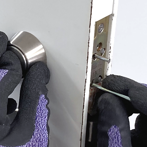 鍵穴を押さえながらピンで固定