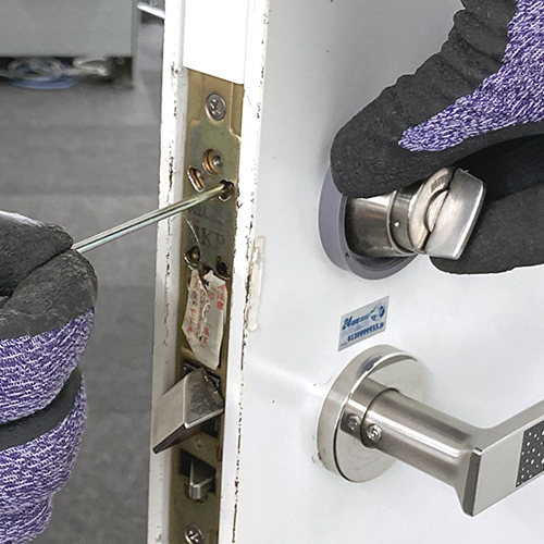 サムターンのある内側のピンを抜きます