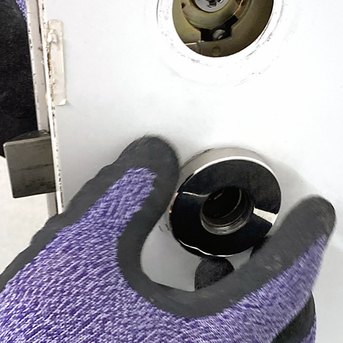 ドアノブを固定している座金を外します