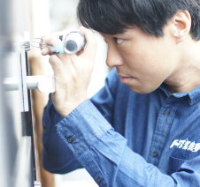 熟練作業員が鍵開け作業