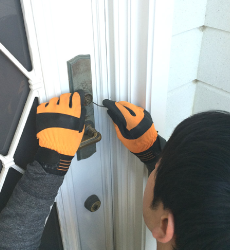 玄関の鍵開け作業