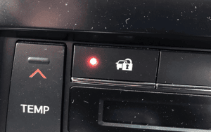 施錠中の車ドアロック表示,鍵のトラブル救急車サービス.