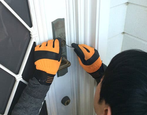 玄関の鍵をピッキングで開ける