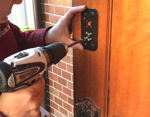 玄関ドアに補助錠を取り付ける