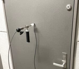 ドアスコープから専用工具を入れてサムターンを回す特殊開錠