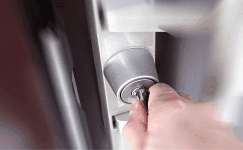 鍵を使って玄関を開ける