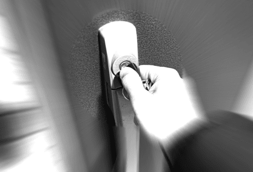 合鍵で部屋に侵入