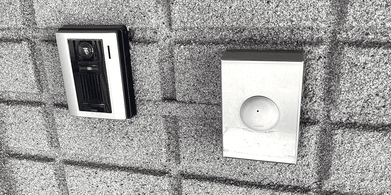 高性能のインターホンとドアベルの写真.