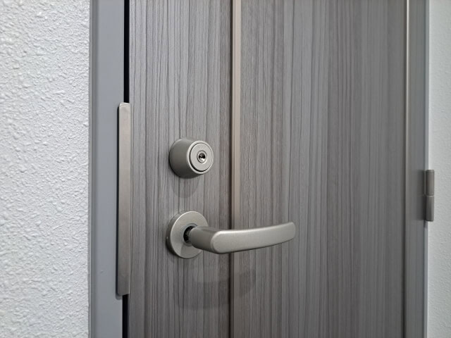 玄関の鍵が開かないときに試したい状況確認と原因の見極め方