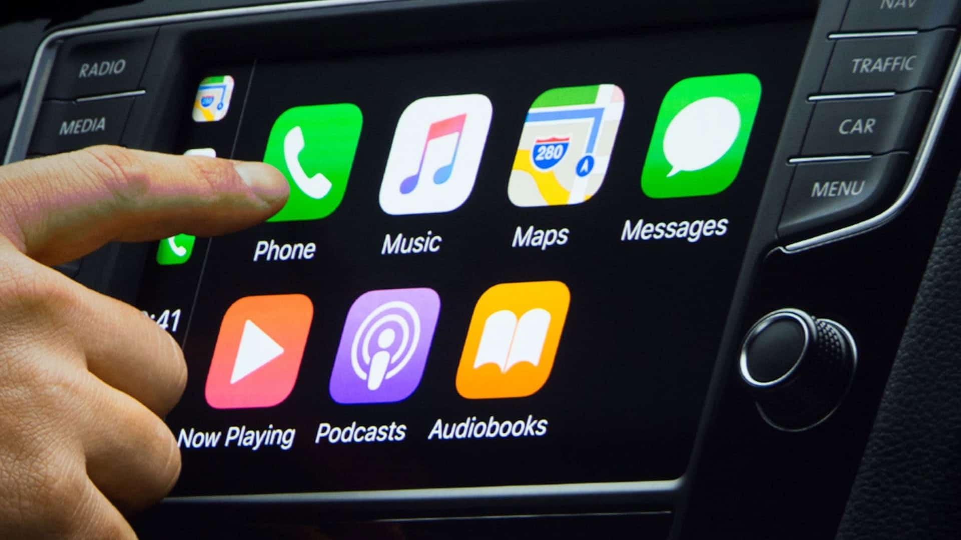 Apple CarPlay brugerflade på skærm med synlige app-ikoner som Telefon, Musik og Kort