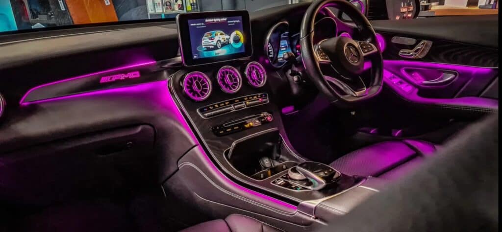 Interiøret i en Mercedes-kabine med markant pink ambient belysning fra KJ Au2Teknik