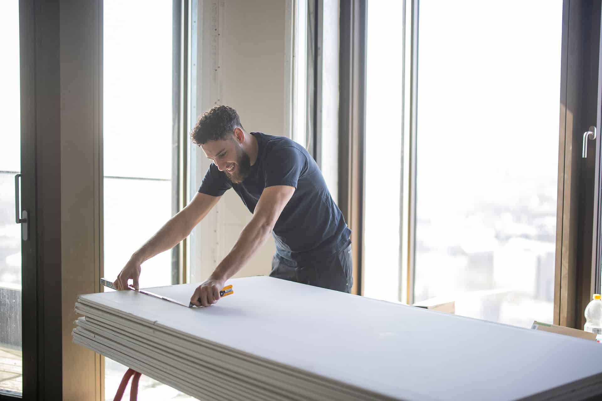 Håndværker måler materialer til totalrenovering af badeværelse