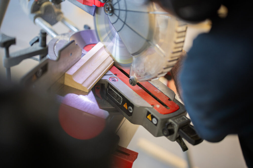 Materialer skæres med stor præcsion til totalrenovering af lejlighed