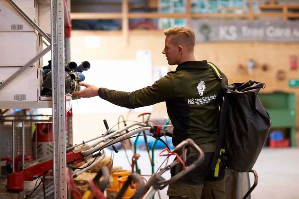 K&S treecare aps medarbejder med taske