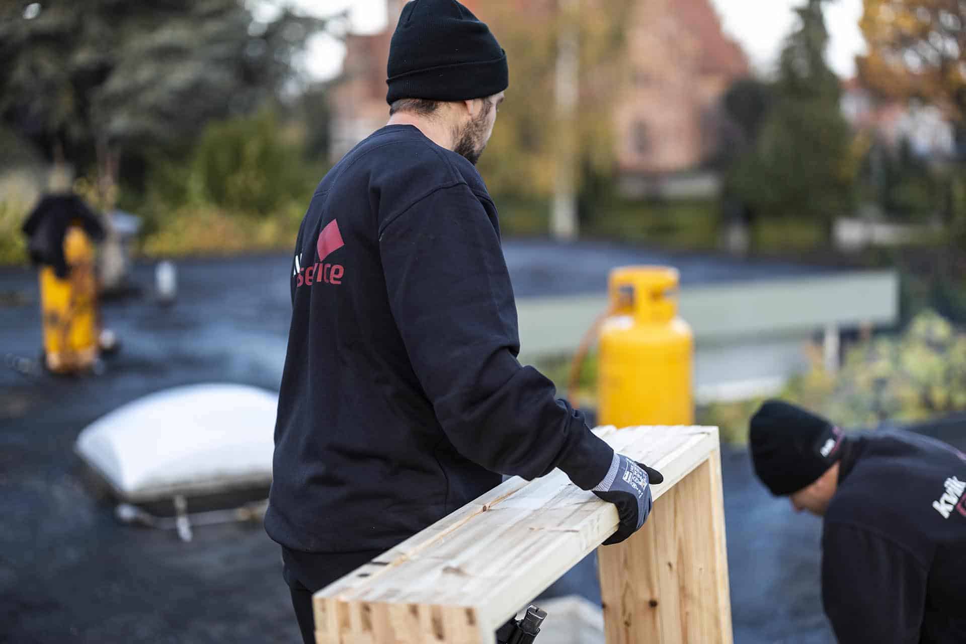 Medarbejder der bærer træplade