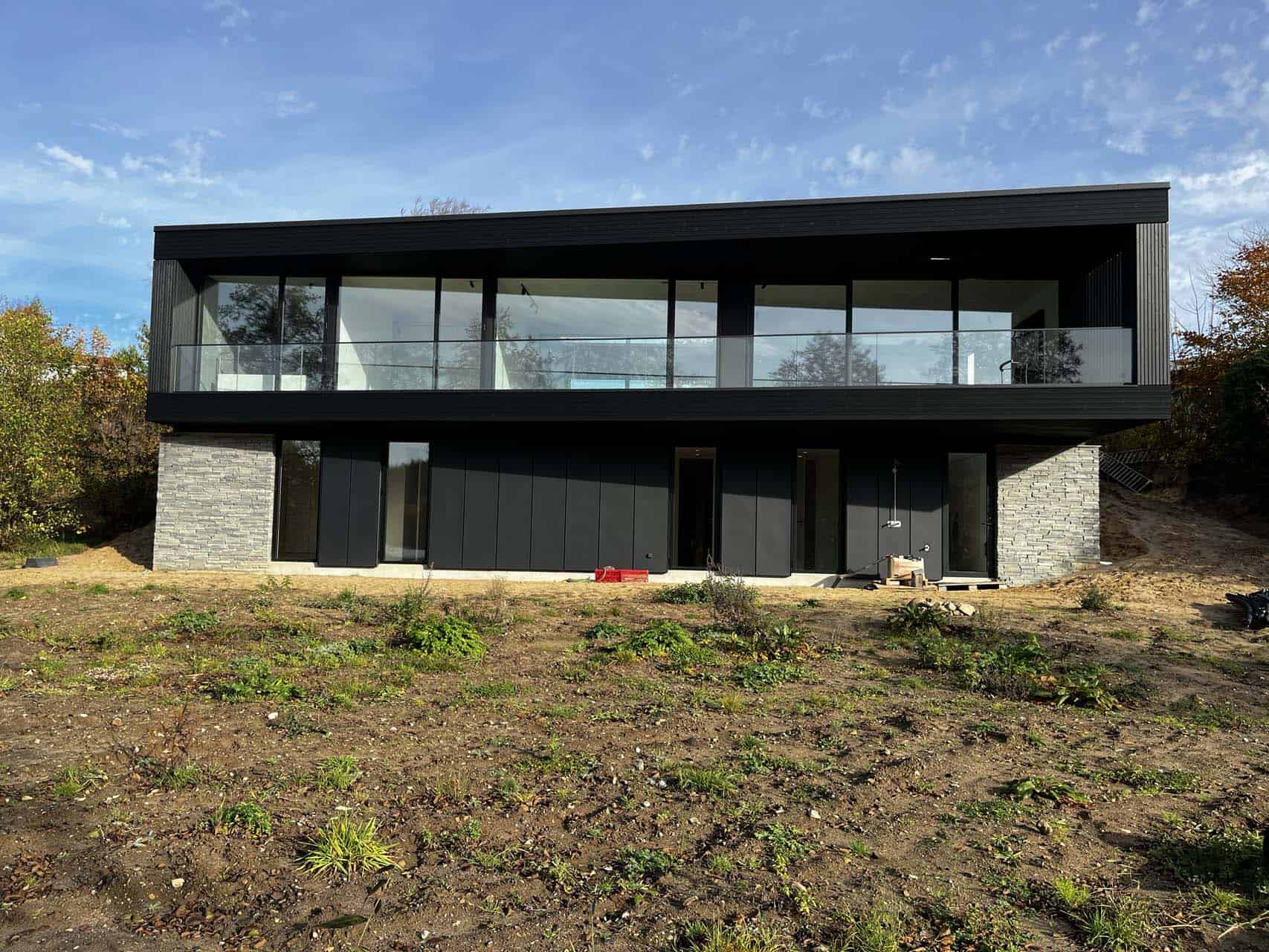 Lav vinkel på sort arkitekttegnet facade.