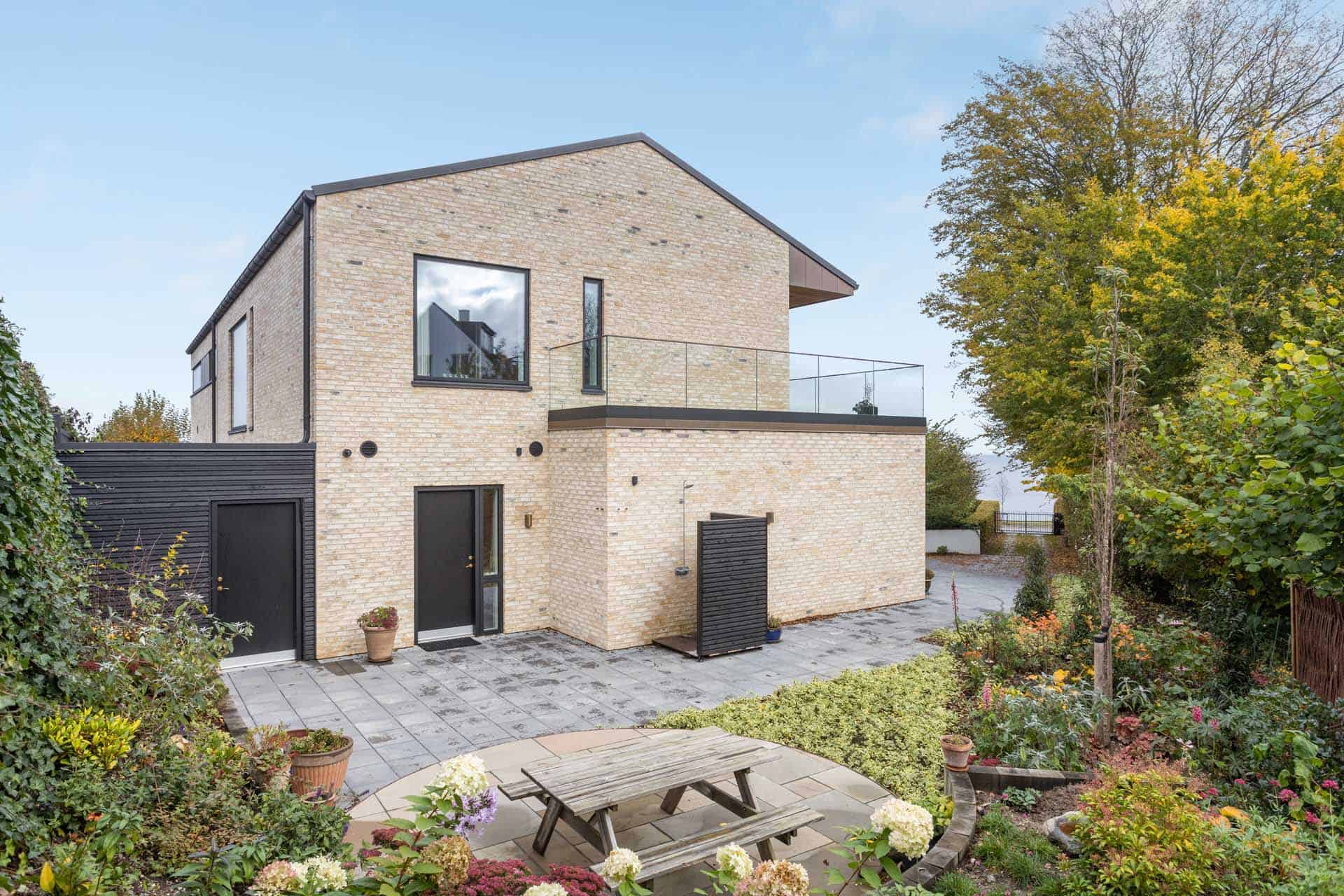Moderne villa i Aarhus med lys mursten og trædetaljer.