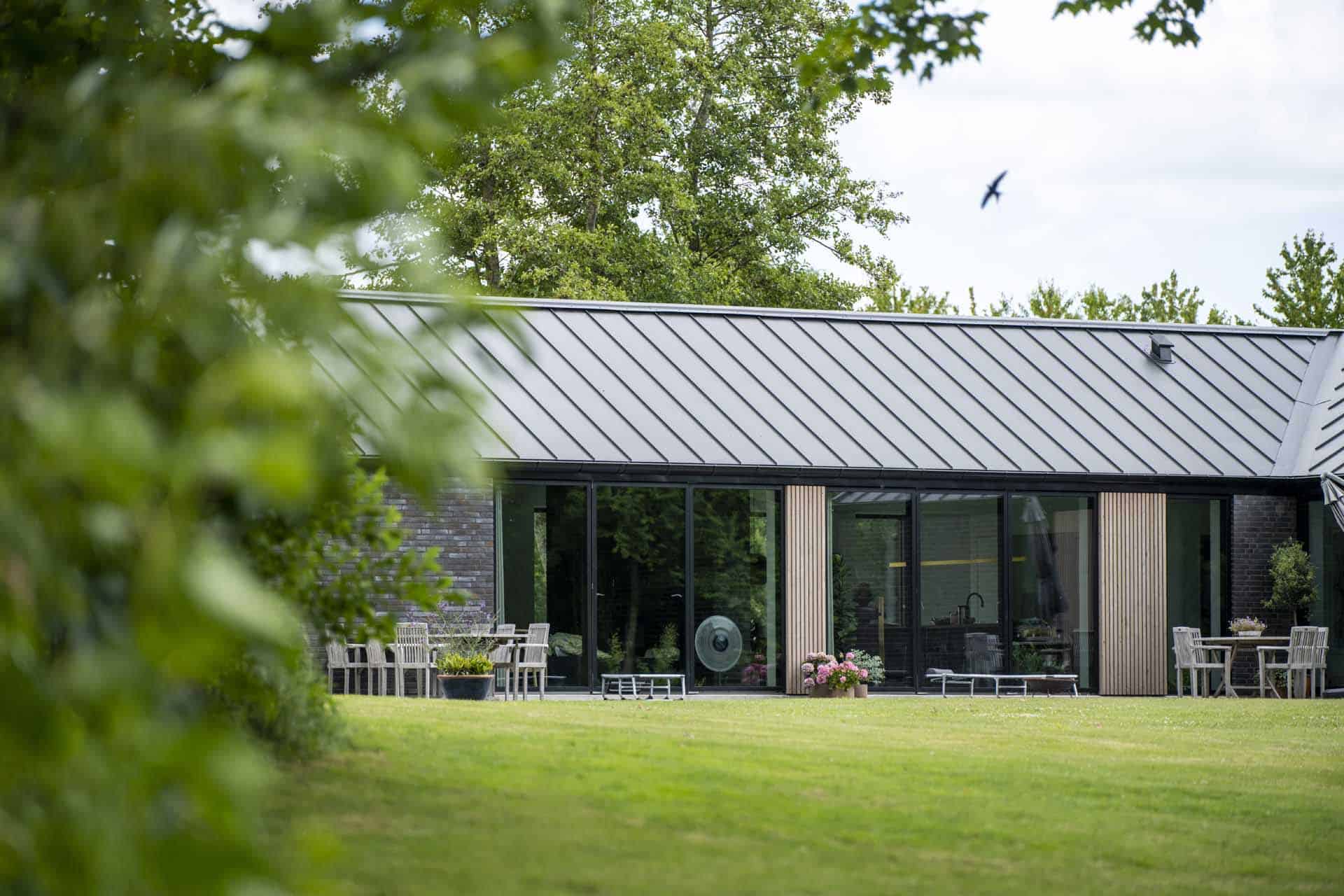 Store vinduespartier på sort trævilla i Ebeltoft.