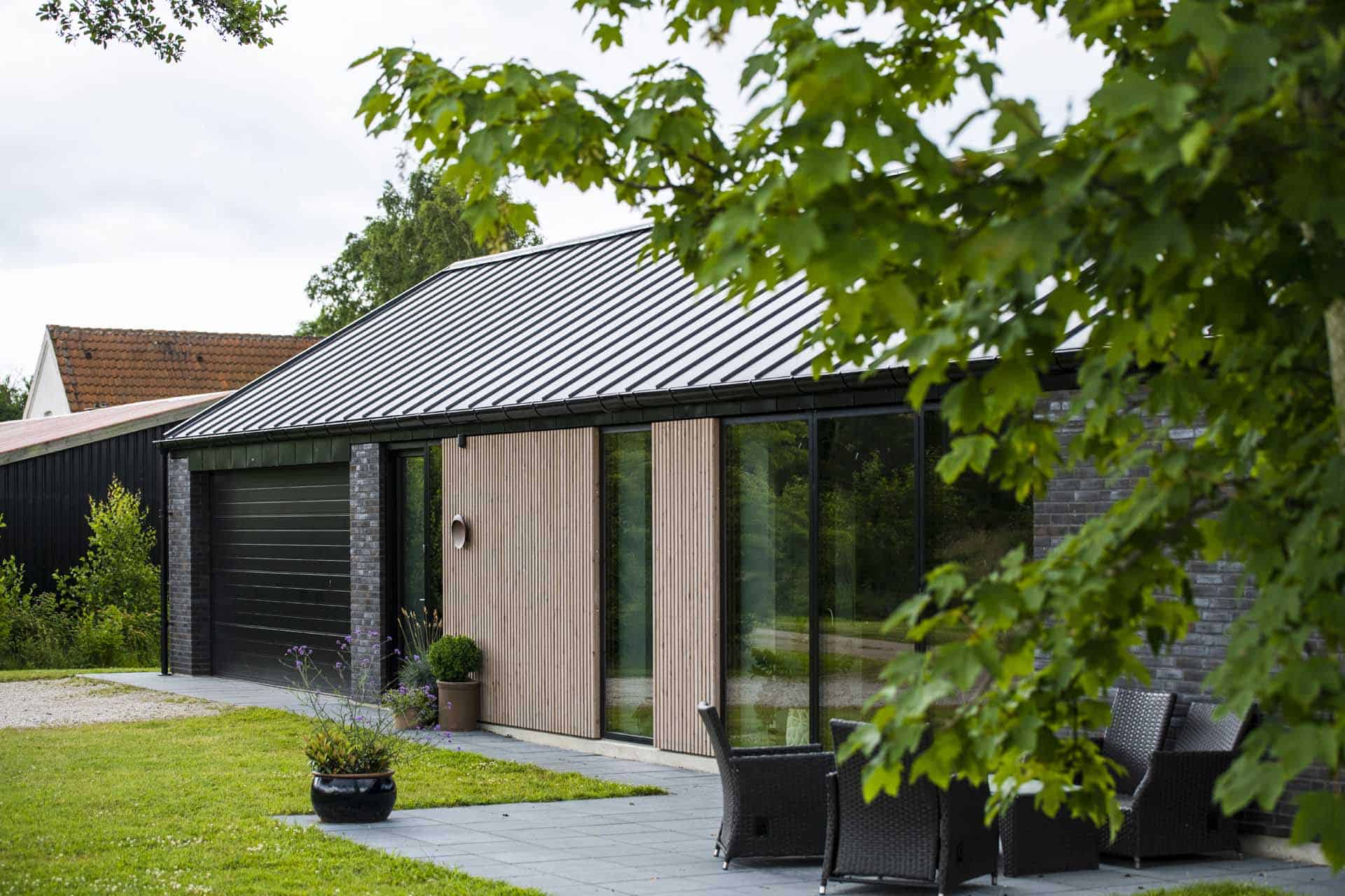 Detalje af tagkonstruktion på moderne sort villa i Ebeltoft.