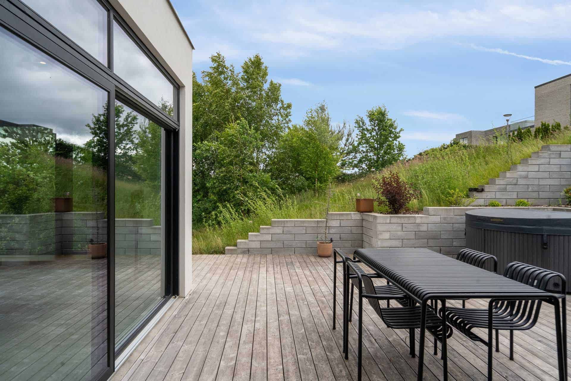 Gulv-til-loft vinduesparti på moderne hvid villa.