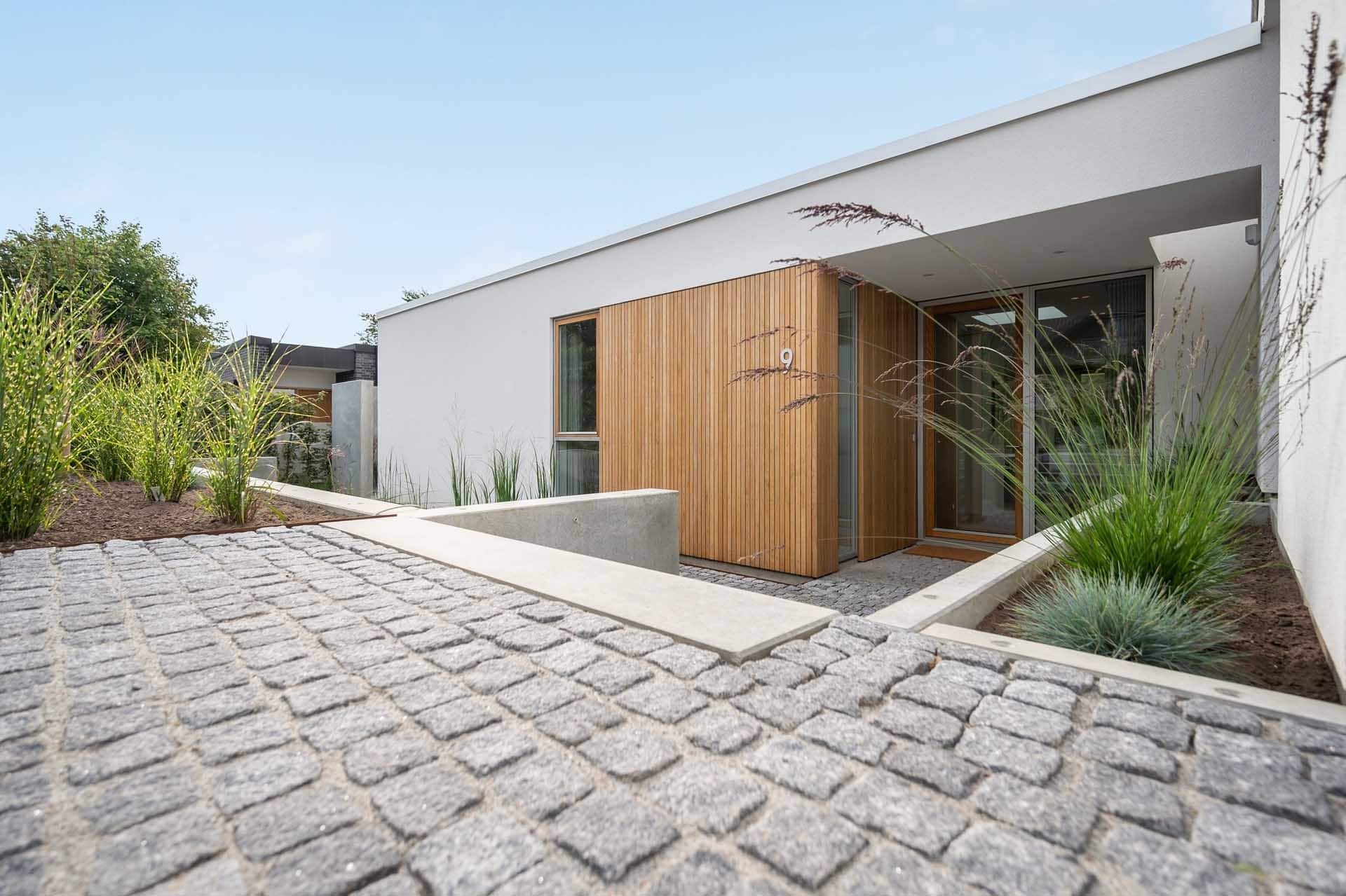 Hoveddør i træ på arkitekttegnet hus i Svejbæk.
