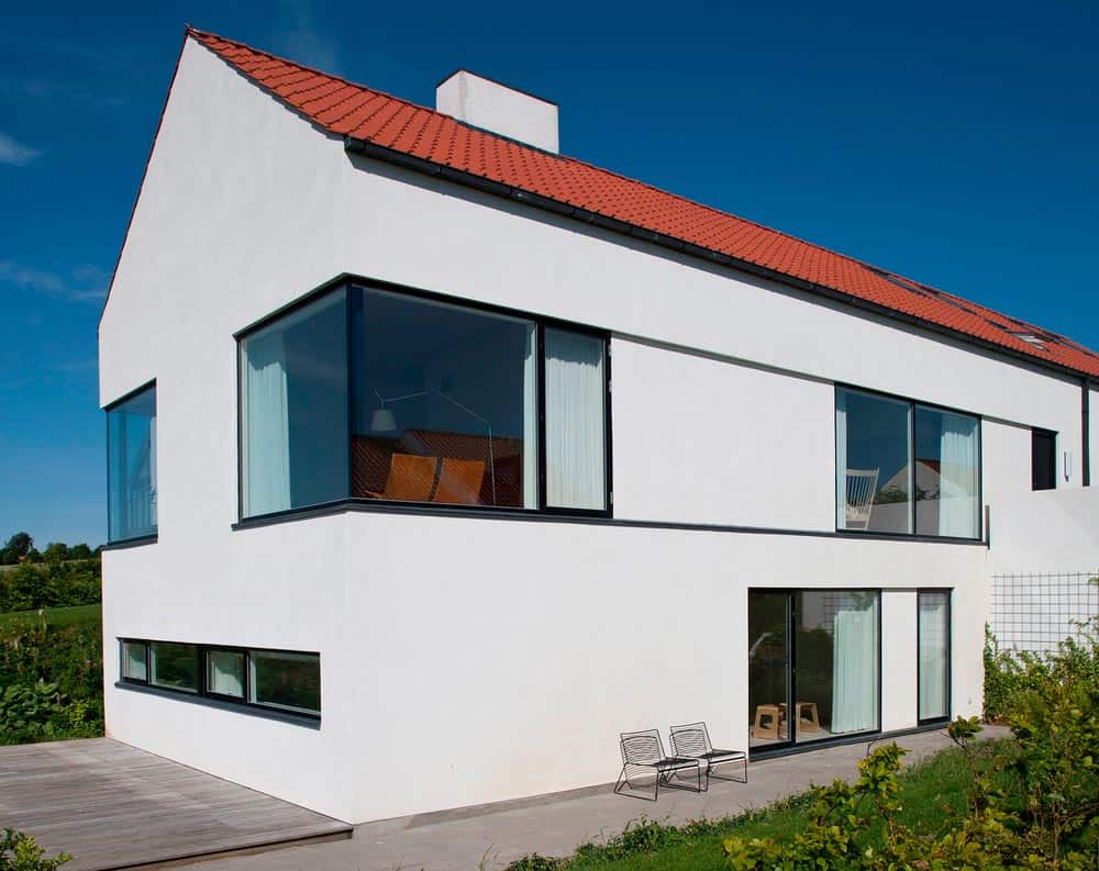 Hjørnevindue på moderne hvid villa set udefra.