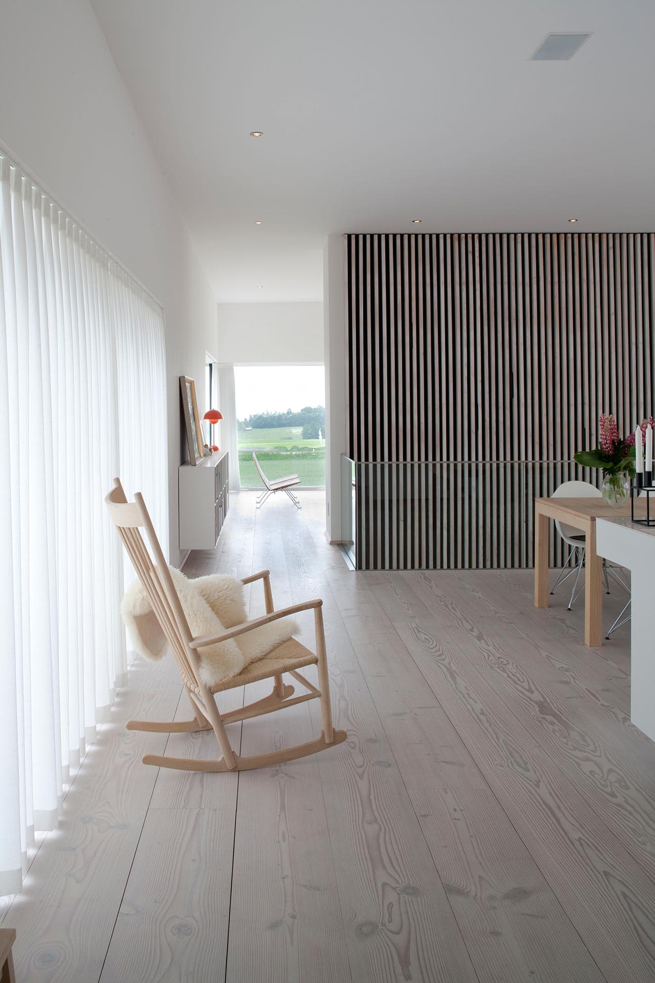 Lys stue med trægulv i arkitekttegnet hus i Ugelbølle.