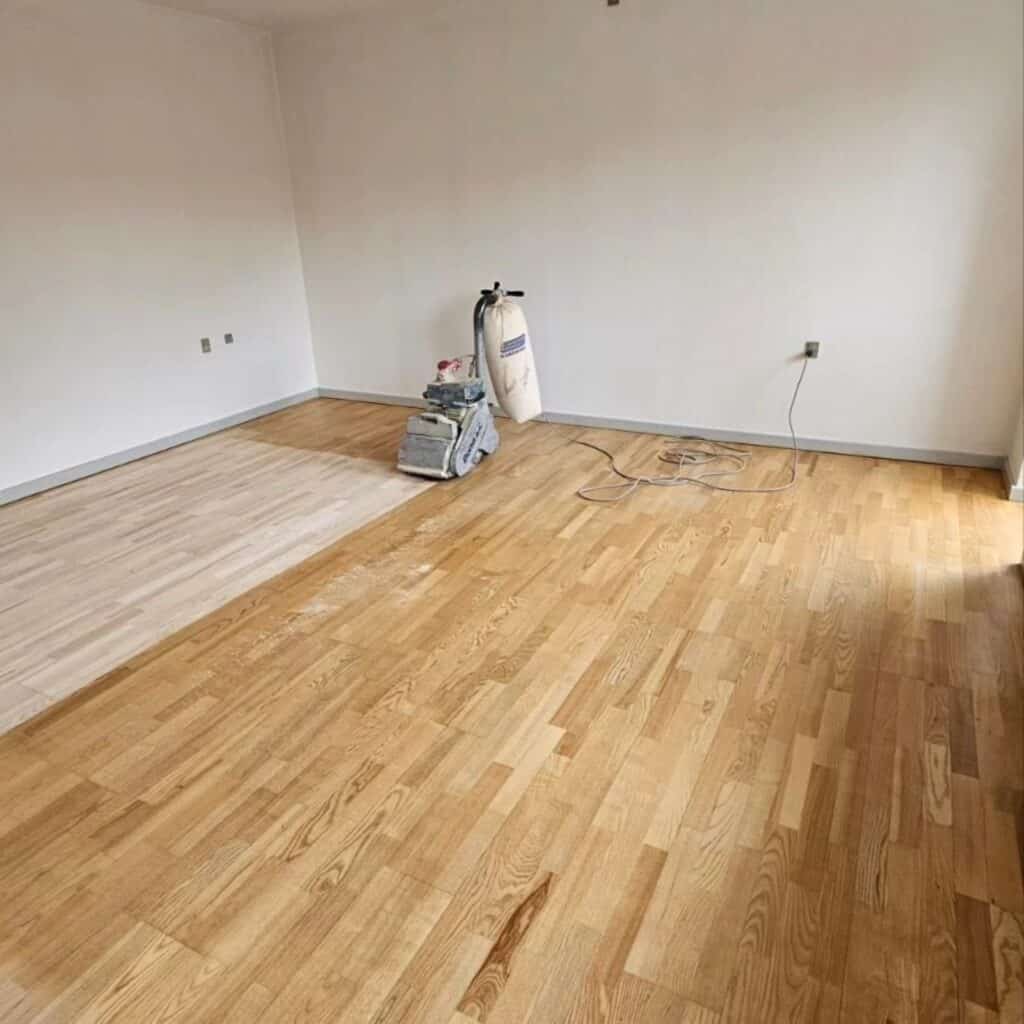 Nyslebet lyst plankegulv der komplementerer hvide vægge.