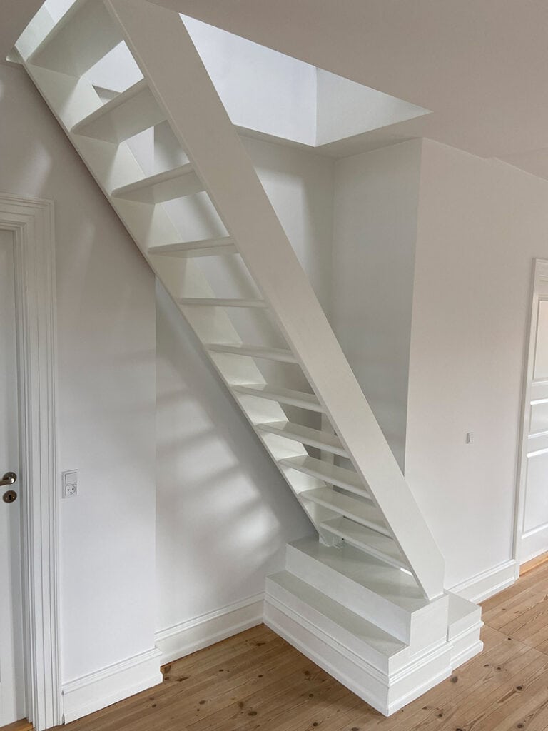 Trappe til 1. sal malet i hvid
