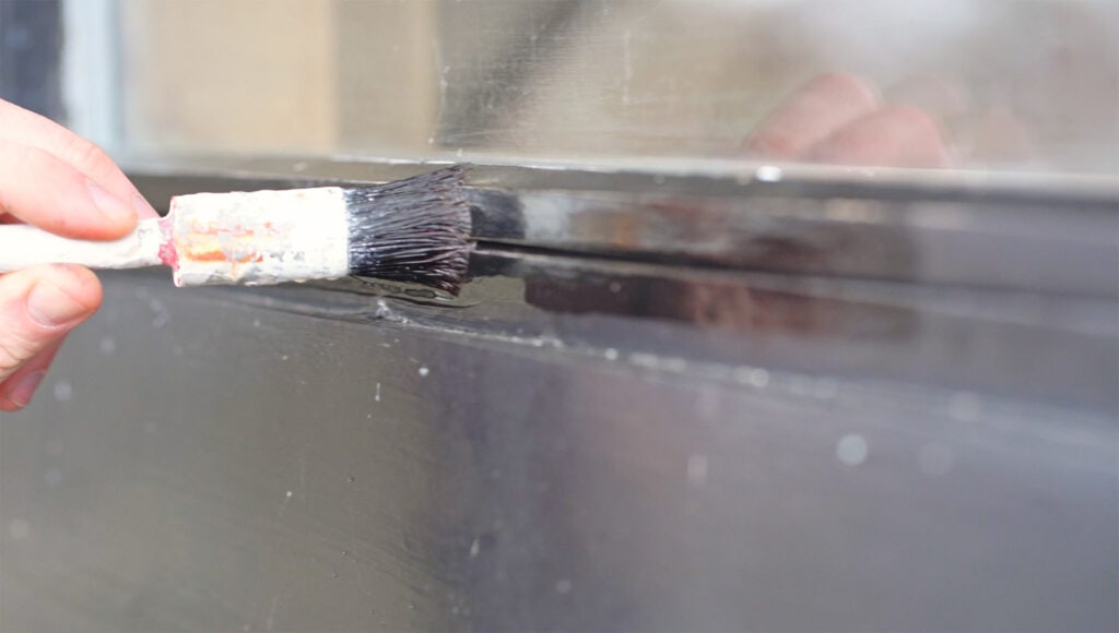 Maler maler med pensel