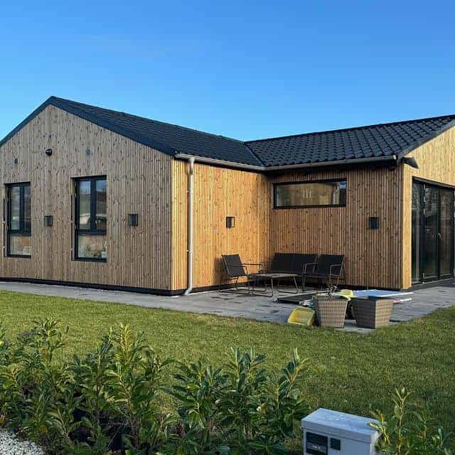 Moderne tilbygning med lodret træbeklædning udført af tømrer i Ringsted