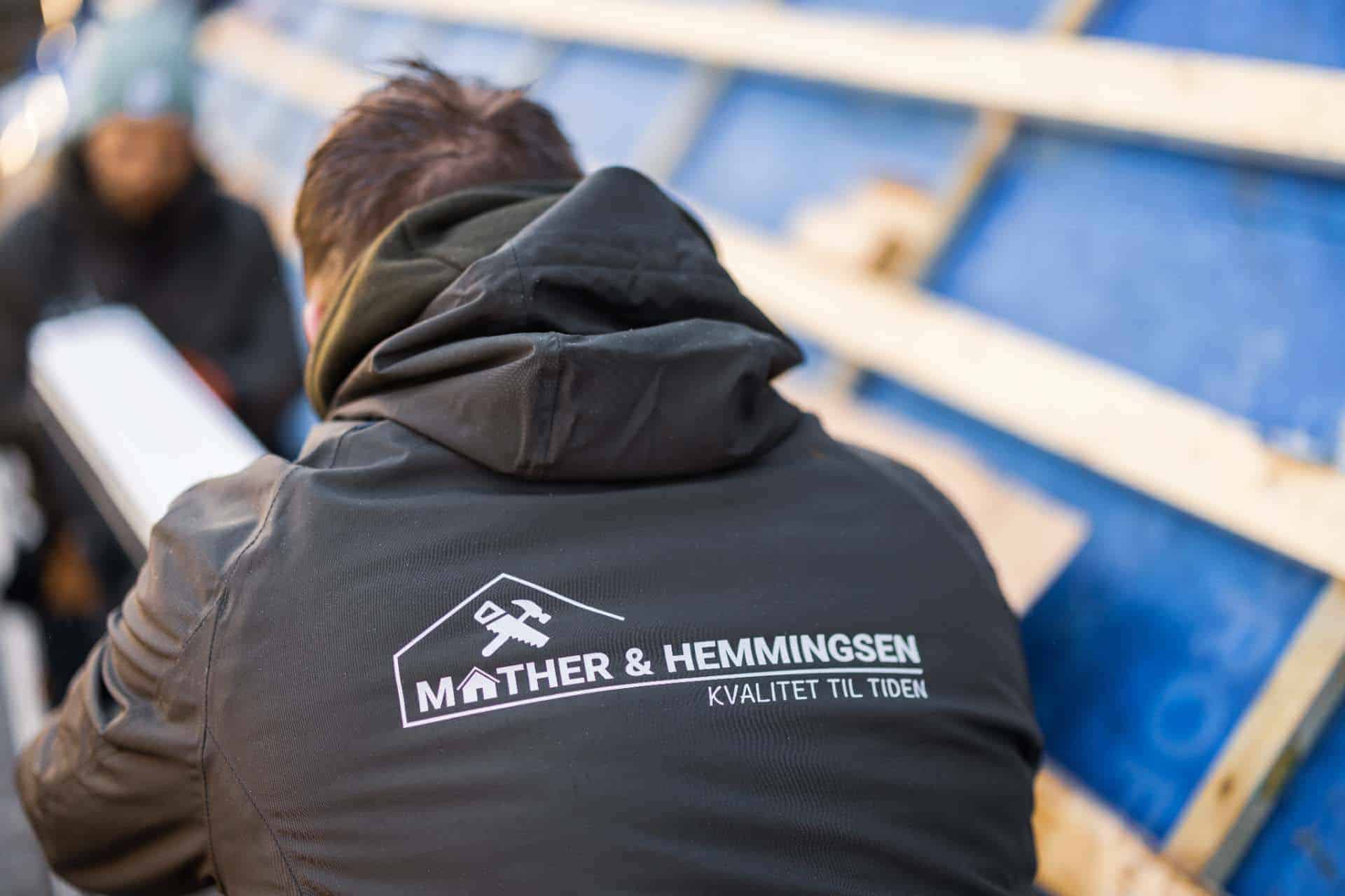 Tømrer arbejder på tagkonstruktion
