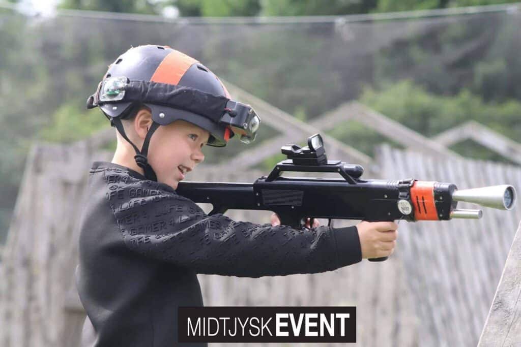 Dreng med laser pistol til blåmandag