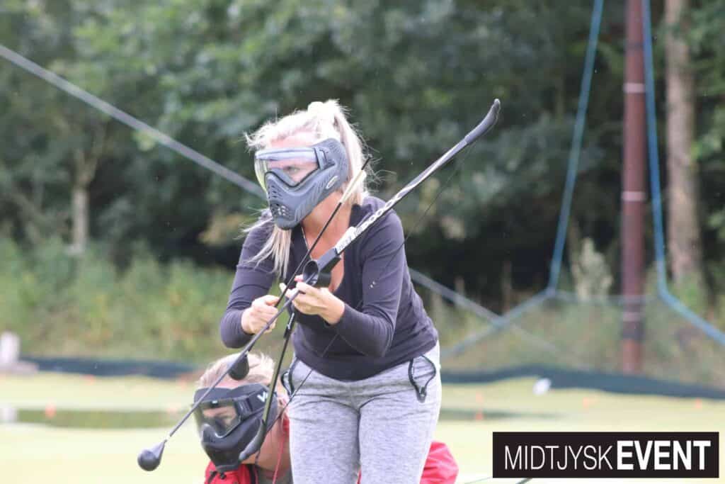 2 kvinder spiller bowtag