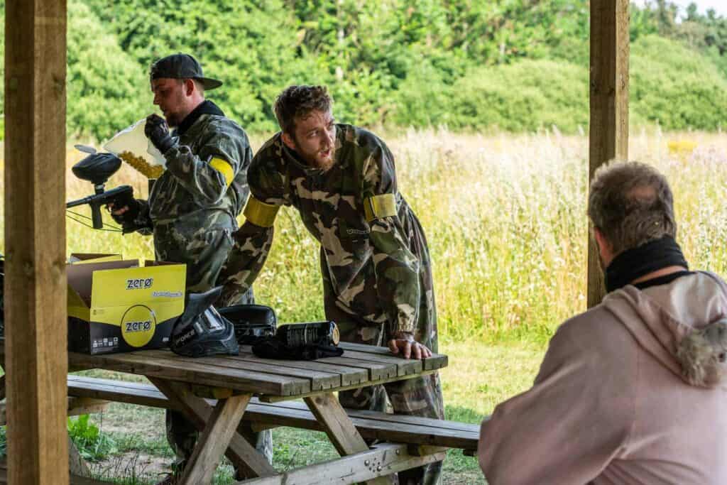 Der bliver fyldt pistoler op