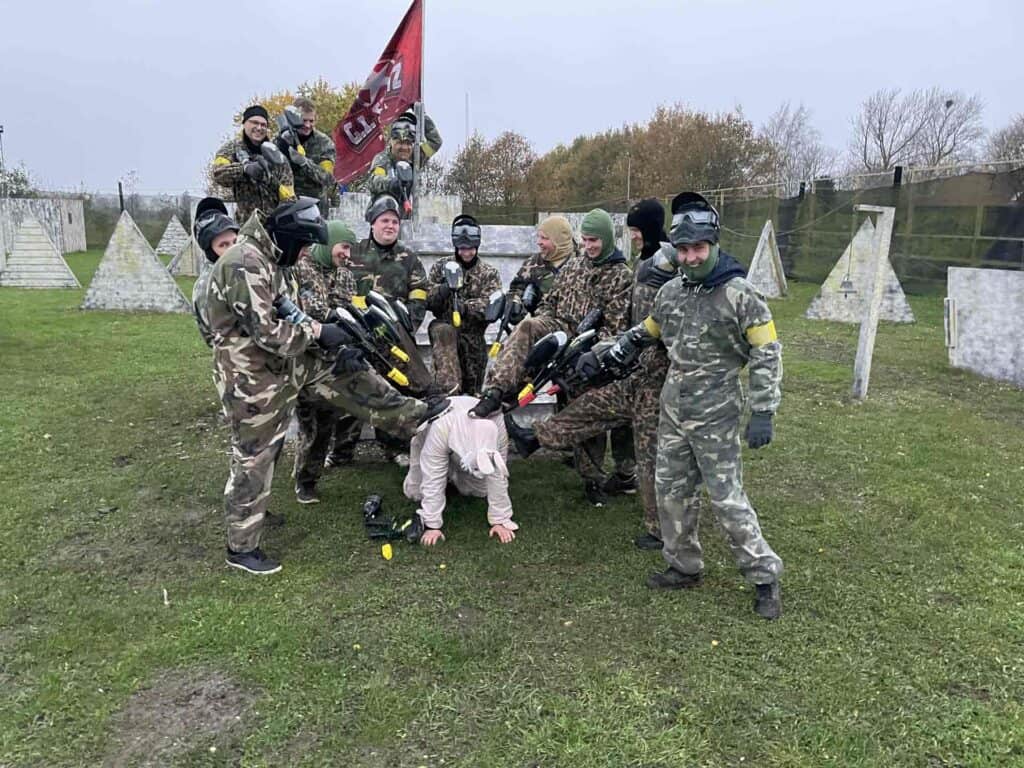mange mennesker som har spillet paintball