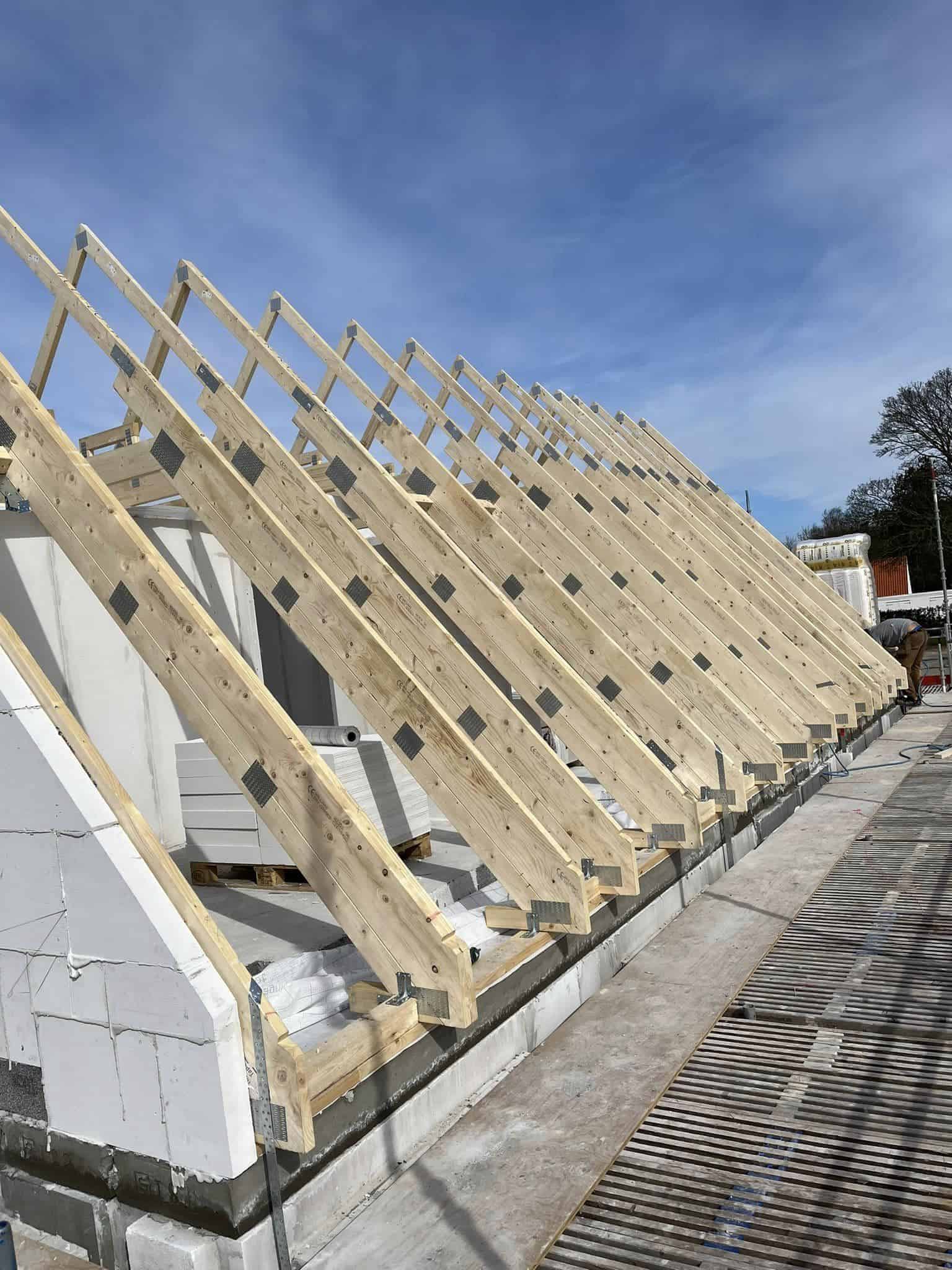Håndværker fra MN Entreprise i gang med renovering af tag