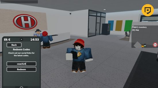 Codes d'Urgence Hamburg : Une capture d'écran de l'avatar Roblox de Daz debout dans la concession de véhicules en regardant son téléphone. Un smartphone numérique se trouve dans le coin gauche montrant un écran de saisie de codes. Le logo PT est dans un cercle dans le coin supérieur droit.