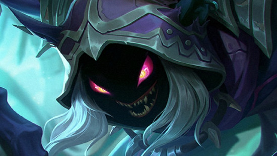 Art de Mobile Legends montrant un visage terrifiant dans l'ombre, caché sous une capuche violette avec des cheveux argentés flottants. Le visage a des yeux violets animaliers et une bouche fine pleine de dents acérées.