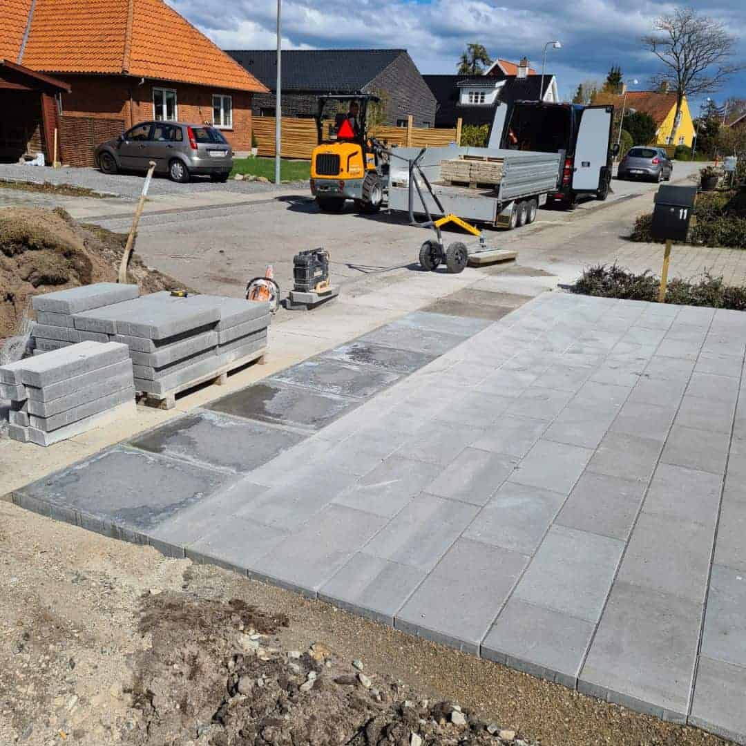Brolægger indkørsel