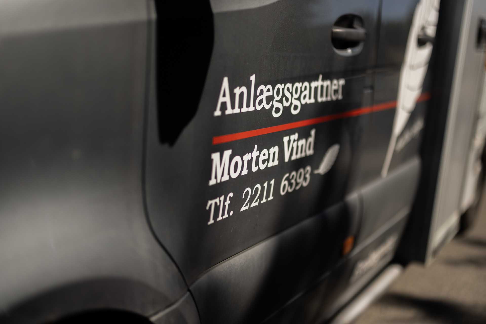 Firmabil for Anlægsgartner Morten Vind, der tilbyder anlægning af terrasse for sine kunder.