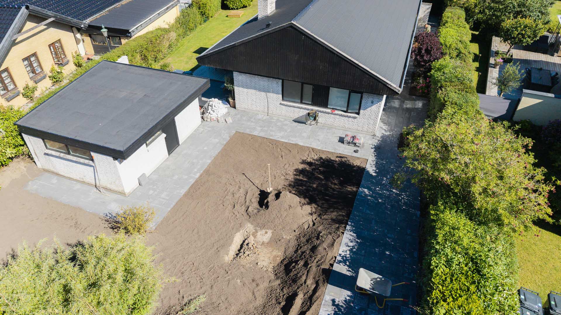 Et stort, nybygget hus med en græsplæne foran.