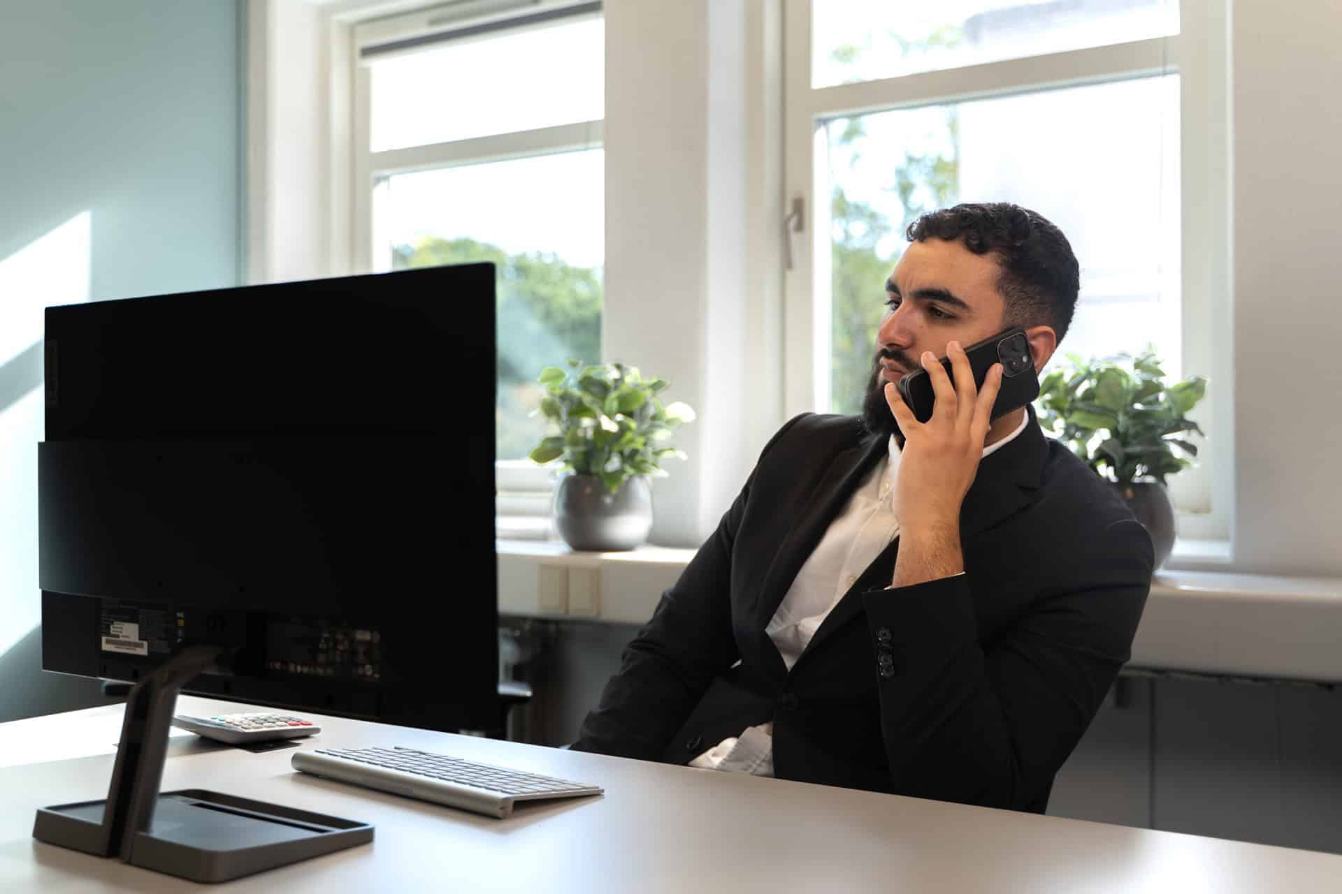 Revisor på Amager i et igangværende telefonmøde
