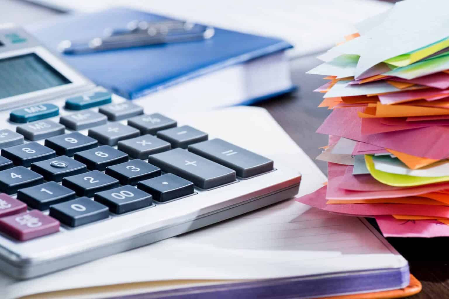 Revisor på Amager bruger sticky notes og lommeregner