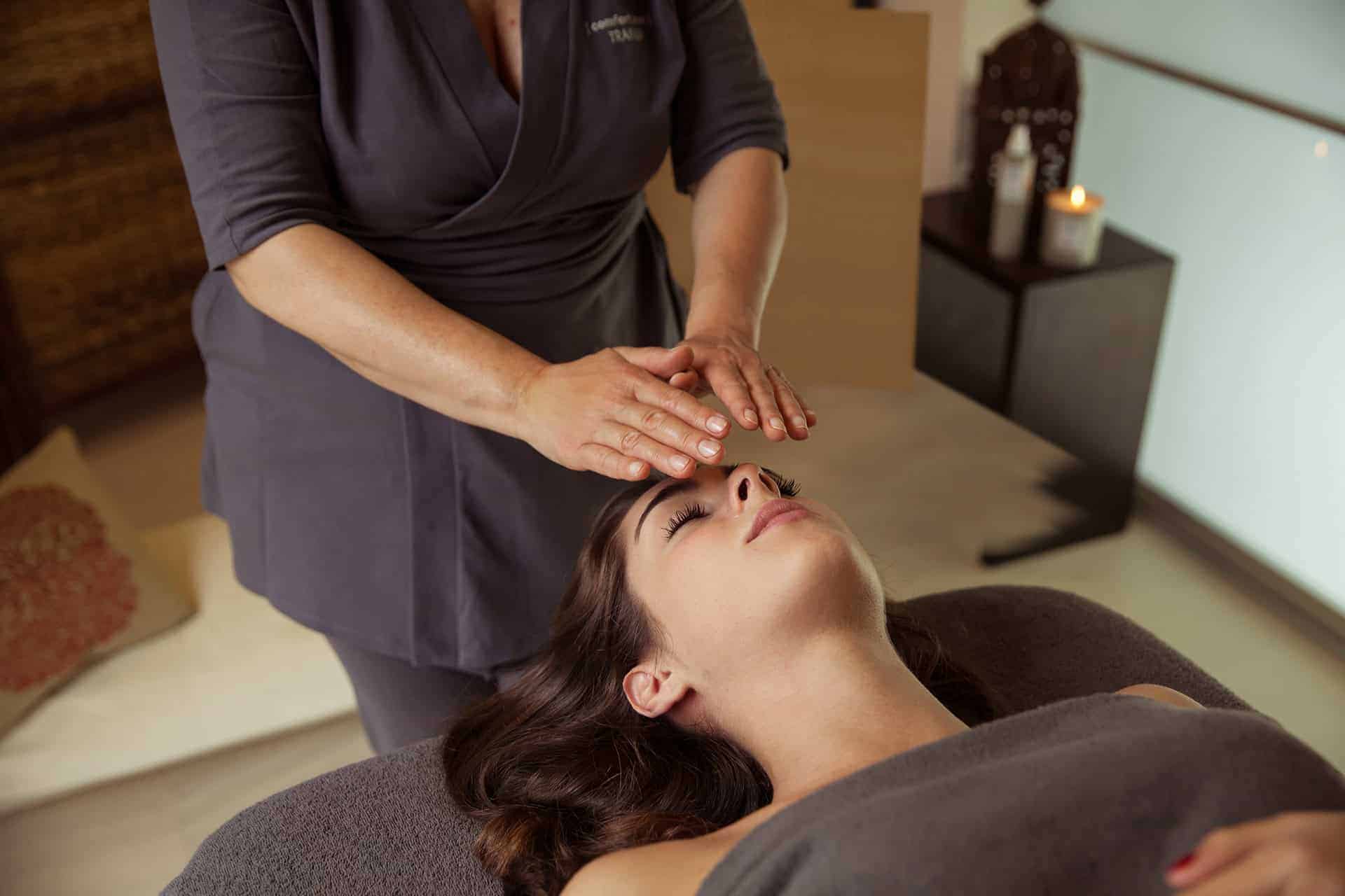 Kvinde ligger på briks og får massage