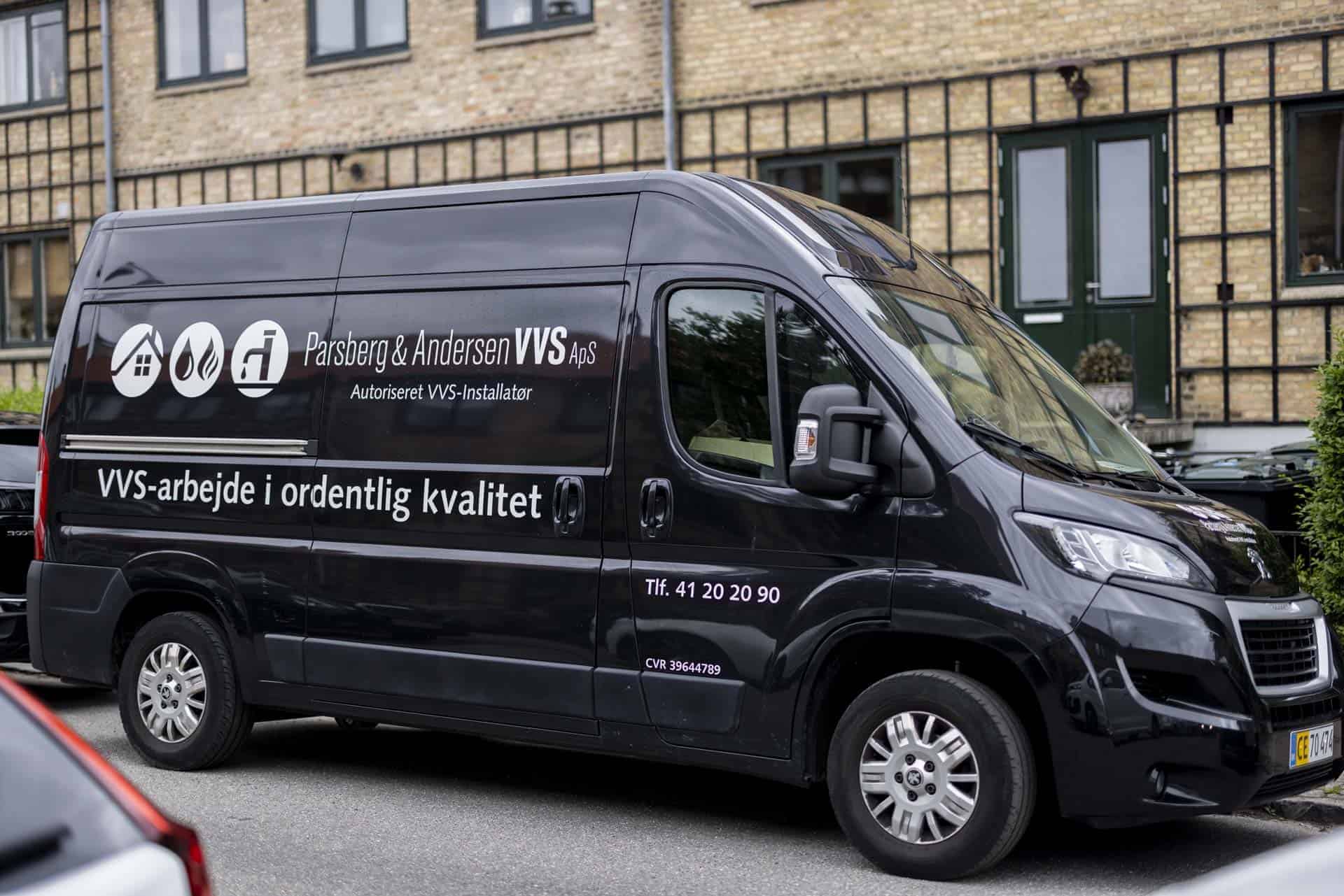 Sort Parsberg og Andersen VVS servicebil parkeret på villavej