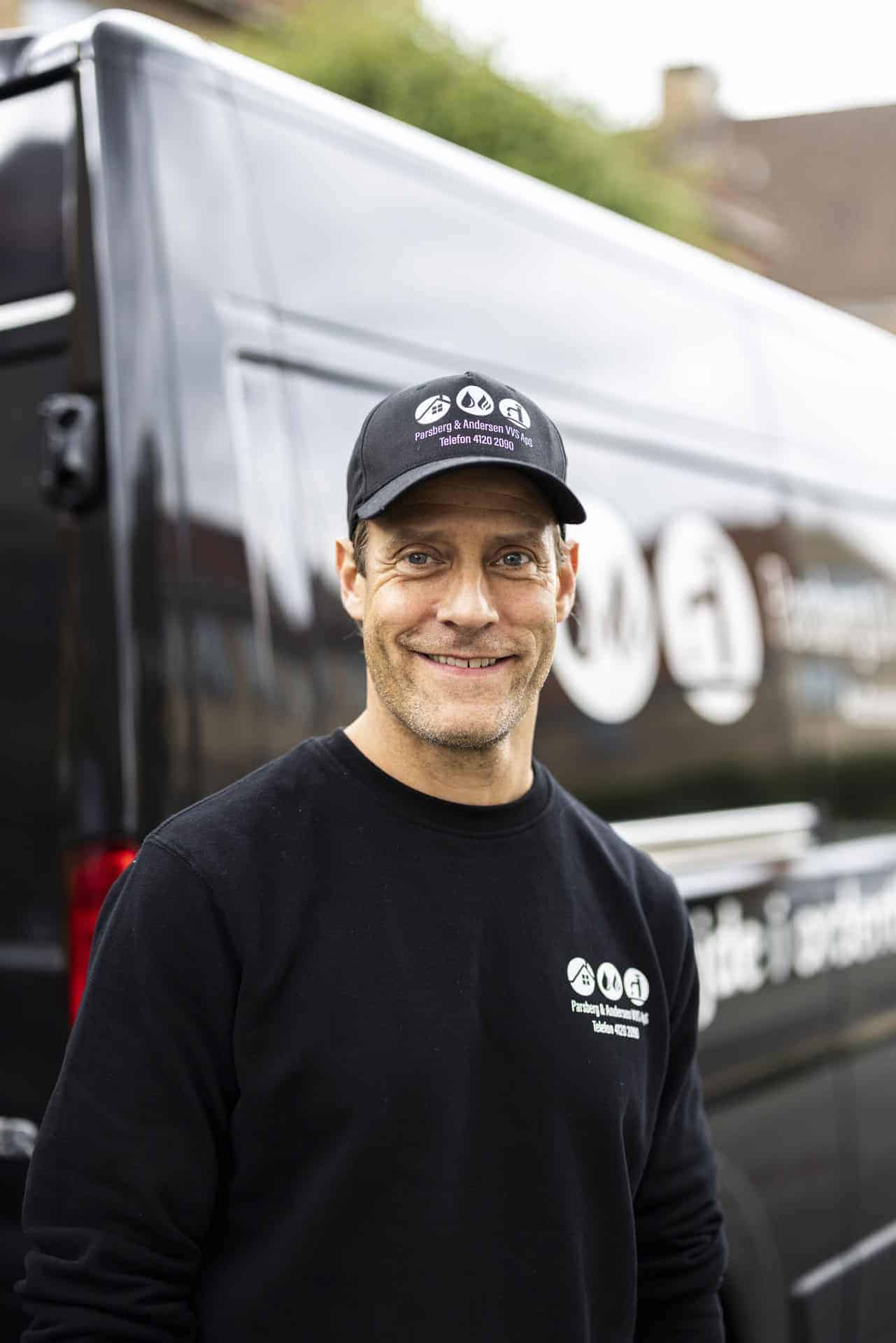 Smilende VVS-montør fra Parsberg og Andersen VVS