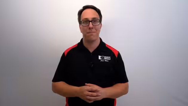 Photo d'un animateur Photobooth RED prêt à capturer des souvenirs amusants.