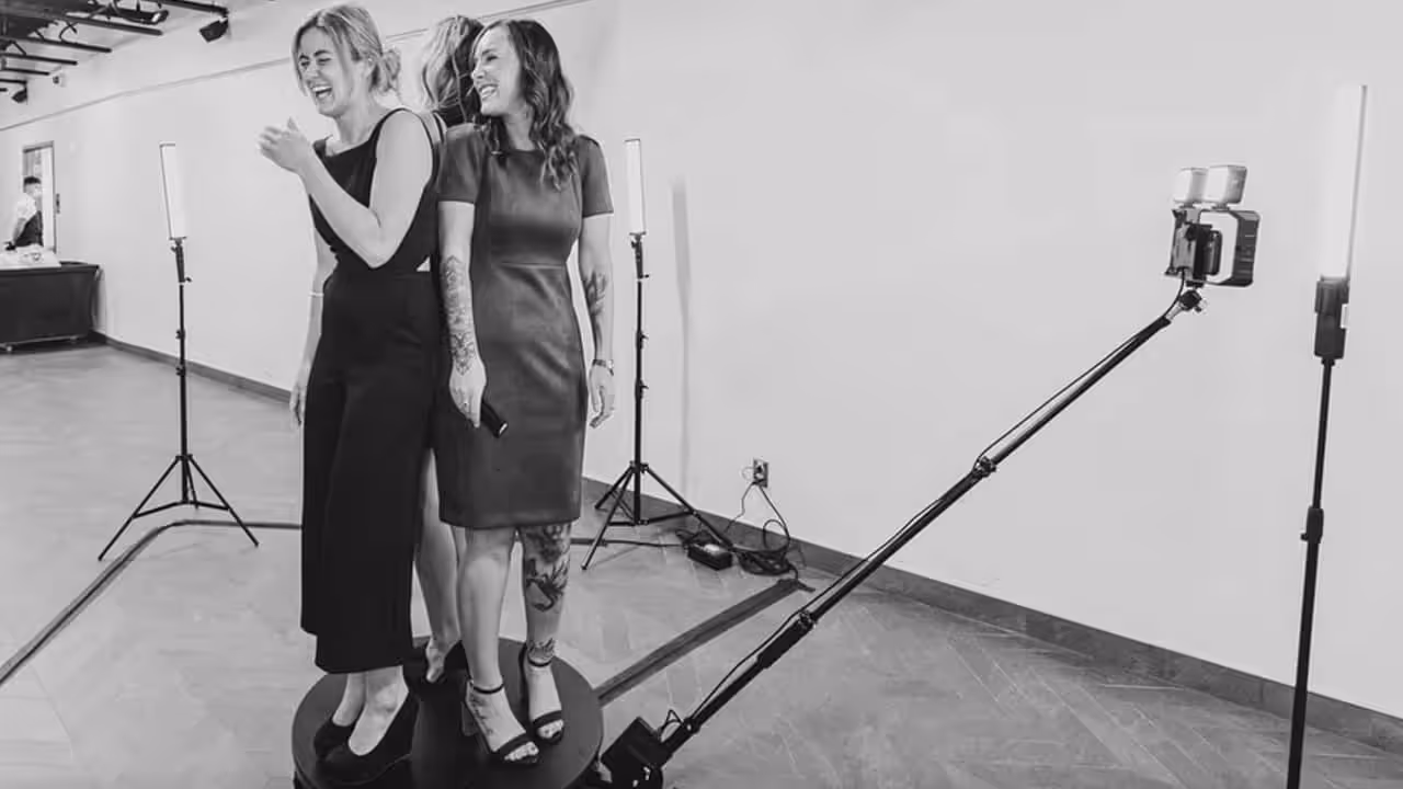Photobooth RED avec deux femmes prenant des photos lors d’un événement.